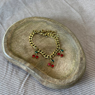 One more Cherry Armband – Gold mit Kirschanhänger