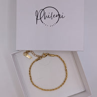 ein gedrehtes Kordelarmband aus edelstahl mit 18k vergoldung