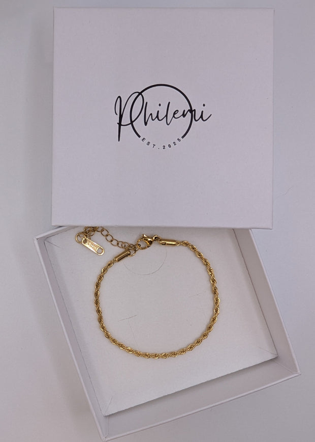 ein gedrehtes Kordelarmband aus edelstahl mit 18k vergoldung