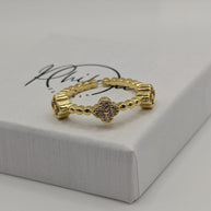 Nahaufnahme Goldring mit Kleeblatt