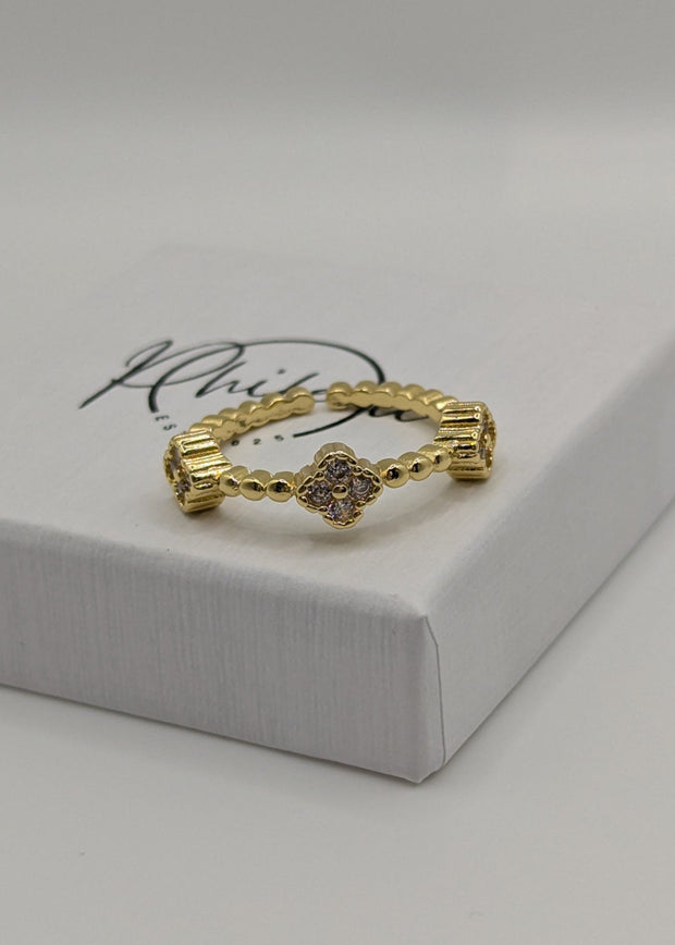 Nahaufnahme Goldring mit Kleeblatt