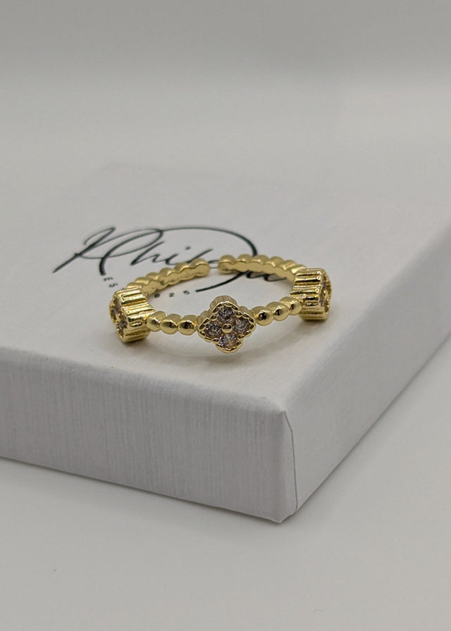 Nahaufnahme Goldring mit Kleeblatt