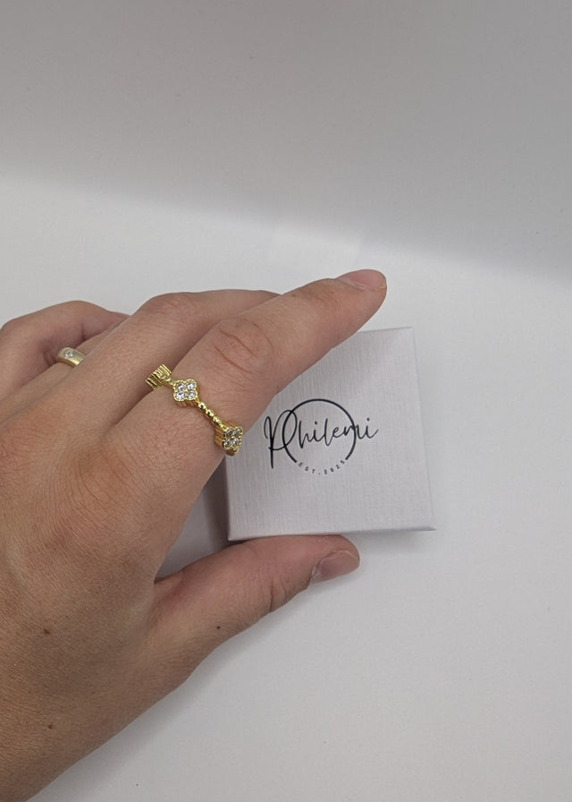 Tragebild des Rings van Cleef ähnlich mit kleeblatt